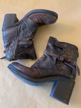 AS98 Dark Brown Leather Moto Boot Geometric Embossing Size 42 (like new)